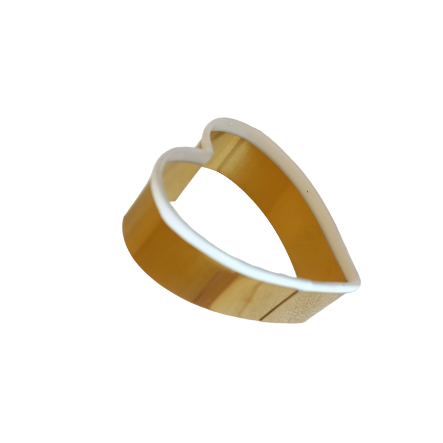 Taglia biscotto a forma di cuore. In acciaio inox colore oro.