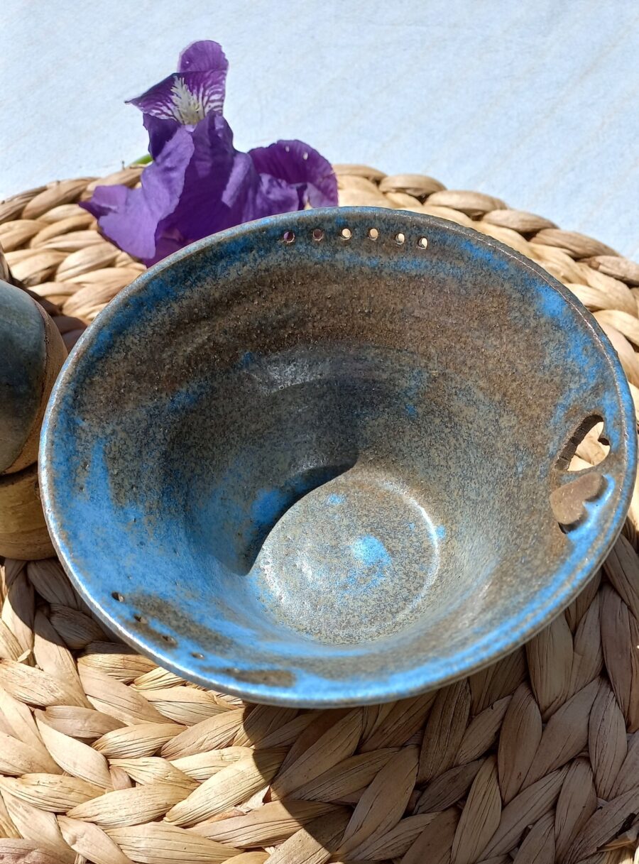 Objets de Bibi - Ciotola in ceramica marrone e blu, con cuore intagliato. Realizzata a mano