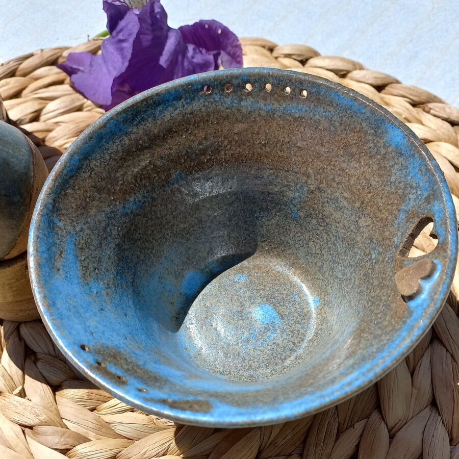 Objets de Bibi - Ciotola in ceramica marrone e blu, con cuore intagliato. Realizzata a mano