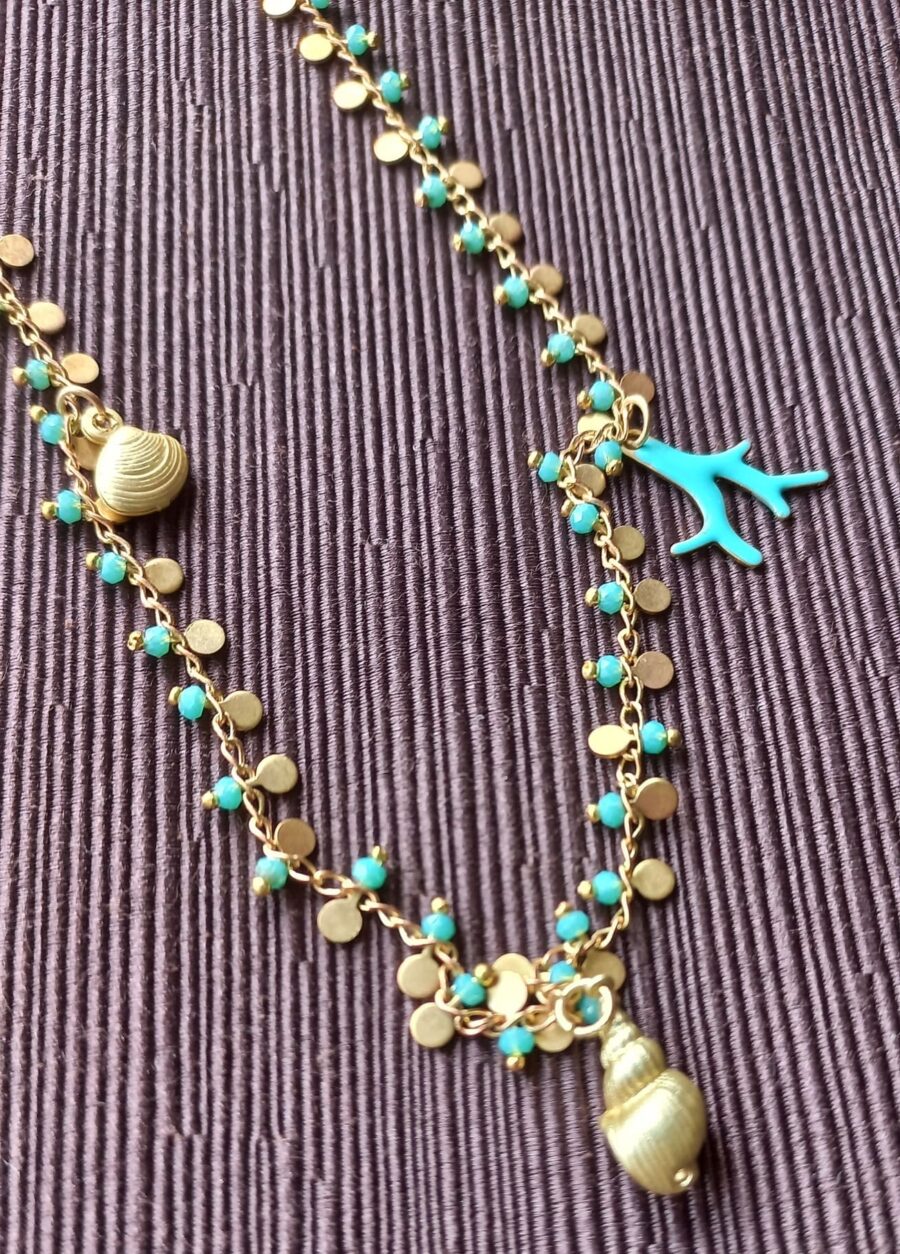 Objets de Bibi - Collana a cristalli turchesi, charms in ottone che richiamano il mare e corallo turchese smaltato