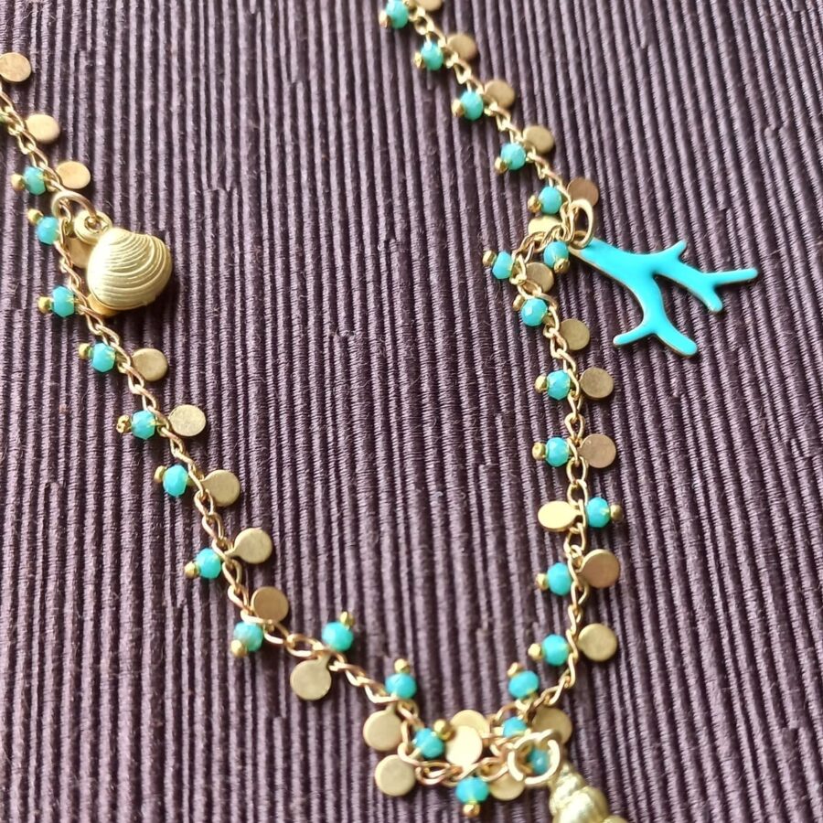 Objets de Bibi - Collana a cristalli turchesi, charms in ottone che richiamano il mare e corallo turchese smaltato