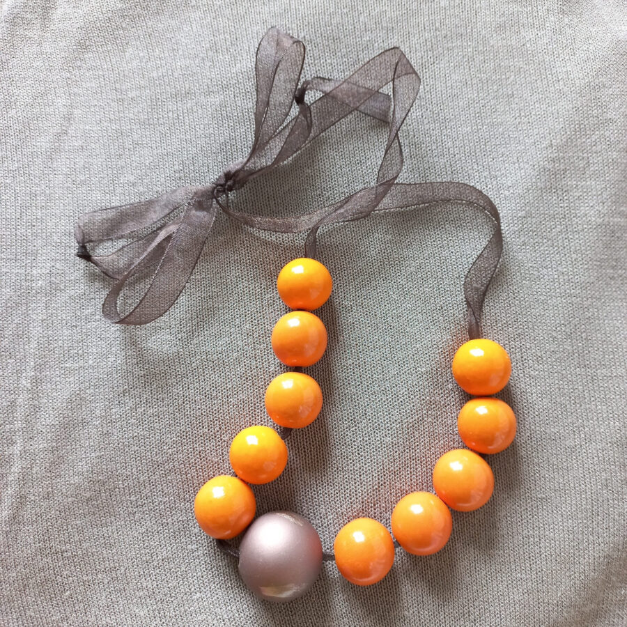 Objets de Bibi - Collana in organza con perle in legno arancioni e sfera in resina marrone.