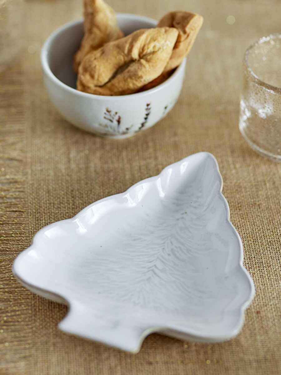 Objets de Bibi - Bloomingville Un piatto da portata a forma di albero di Natale che aggiungerà un fascino festoso a qualsiasi tavola.