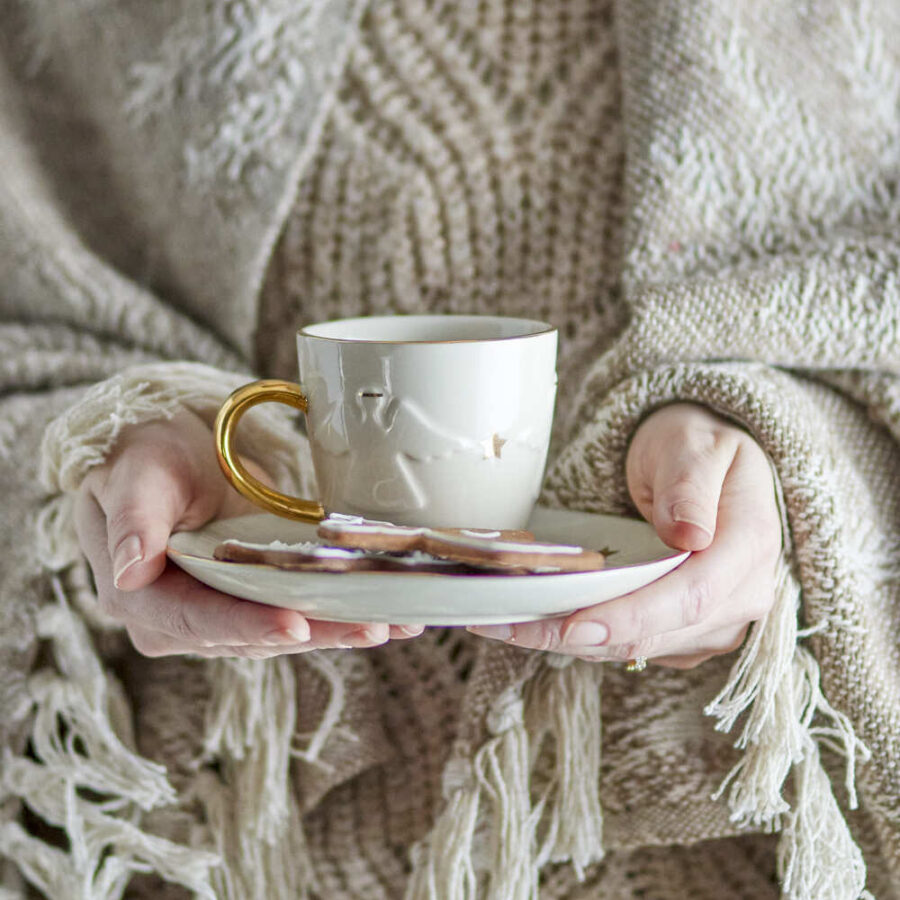 Objets de Bibi - Bloomingville Una tazza raffinata dal manico e bordo dorato, con immagine in rilievo di un angelo.