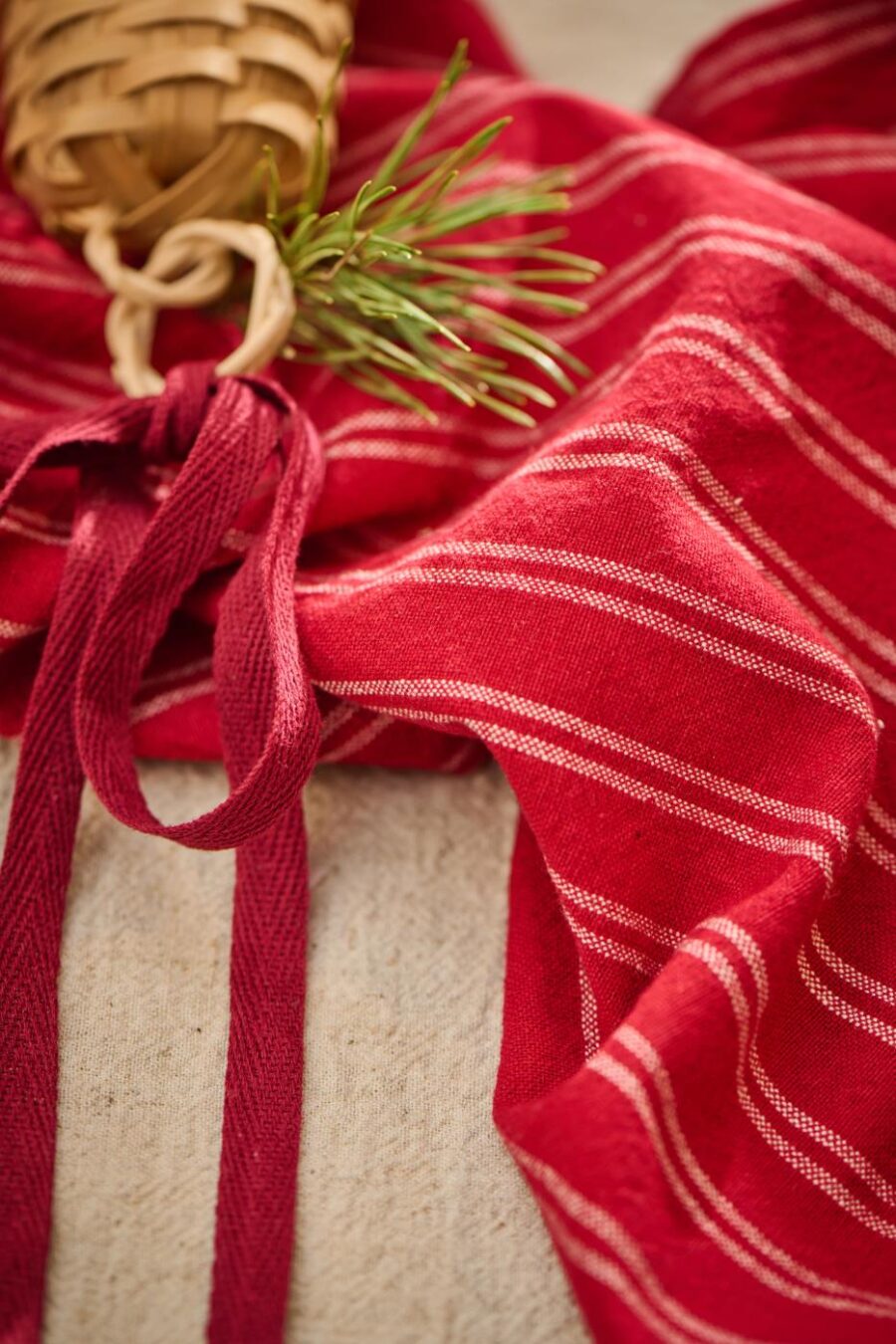 Objets de Bibi - Ib Laursen Un morbido canovaccio rosso a righe bianco per dare un tocco natalizio anche in cucina.
