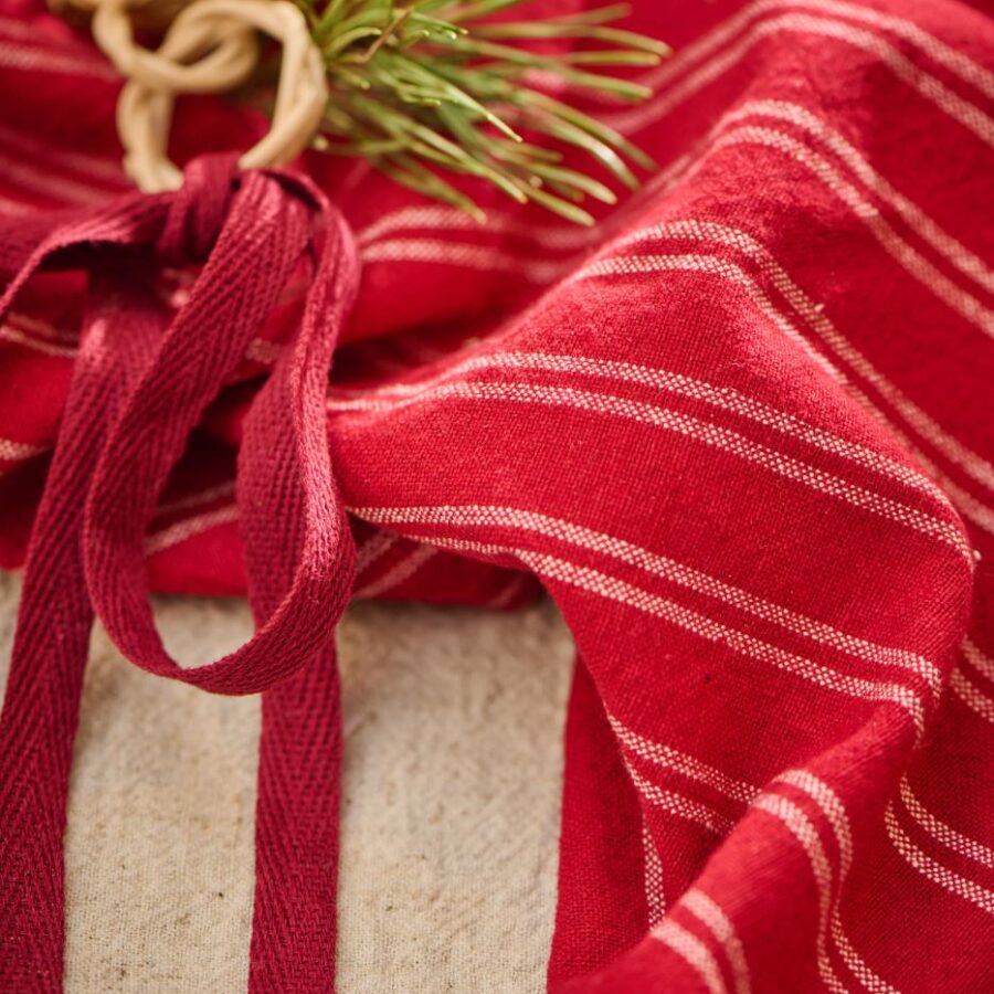 Objets de Bibi - Ib Laursen Un morbido canovaccio rosso a righe bianco per dare un tocco natalizio anche in cucina.