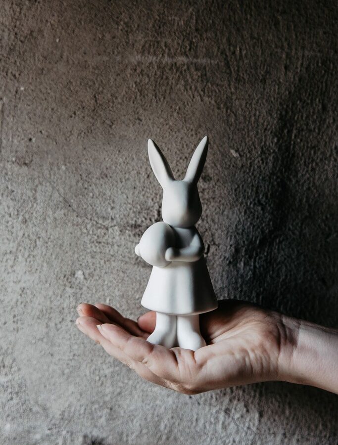 Objets de Bibi - Storefactory Una deliziosa decorazione pasquale in ceramica bianca opaca.