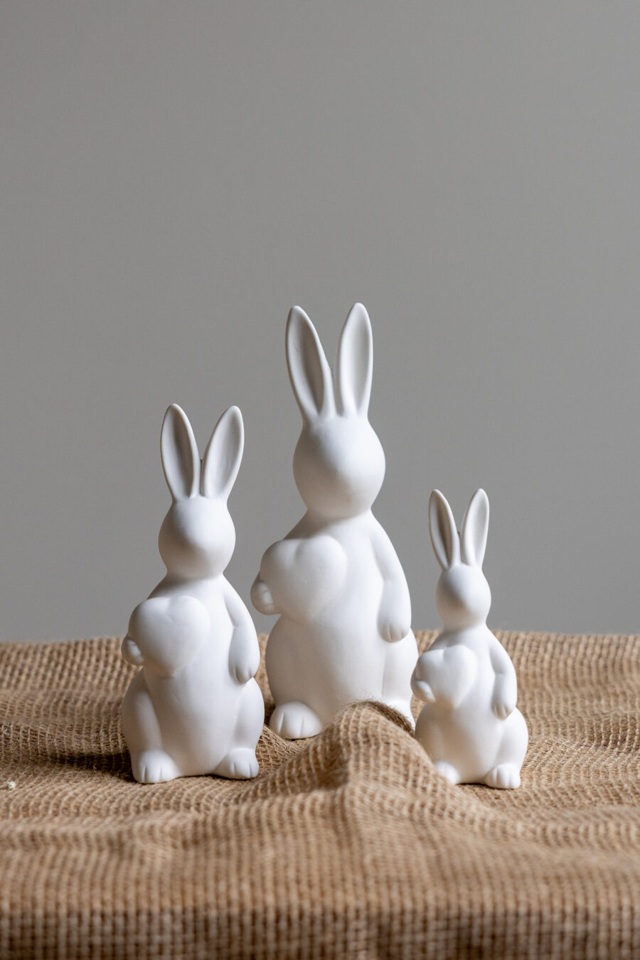 Objets de Bibi - Storefactory Una simpatica coniglietta in ceramica bianca per decorare le festività pasquali.