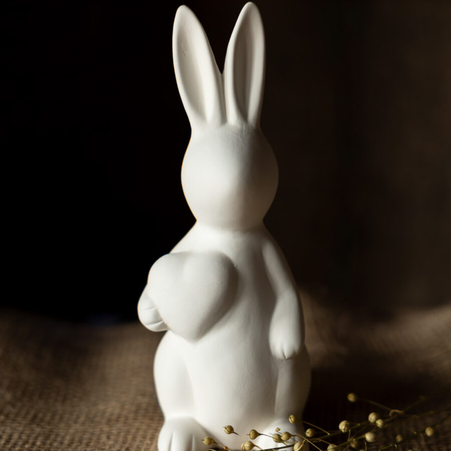 Objets de Bibi - Storefactory Una simpatica coniglietta in ceramica bianca per decorare le festività pasquali.