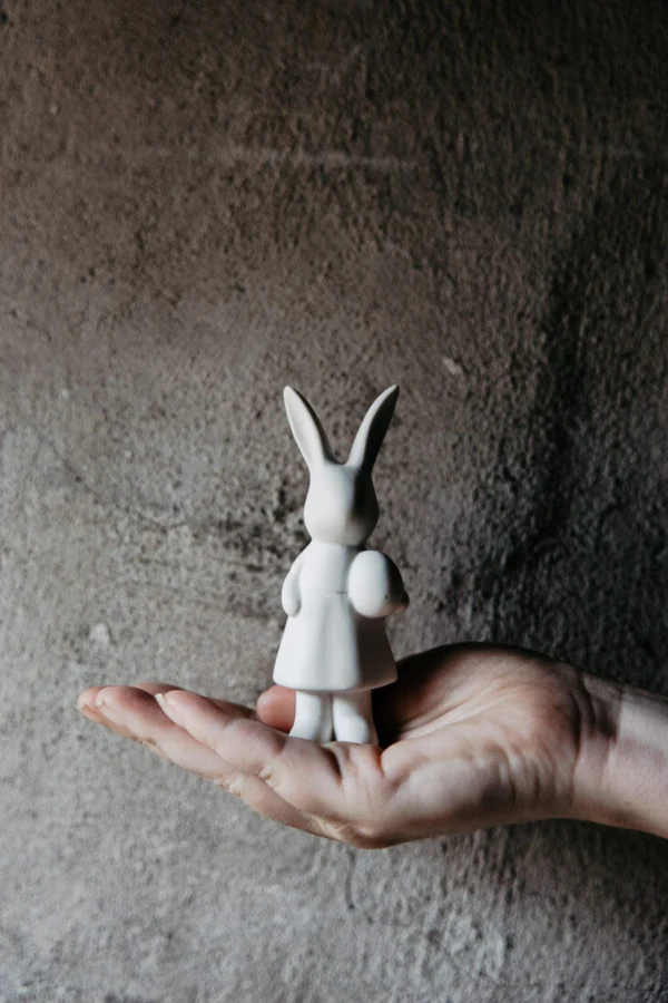 Objets de Bibi - Storefactory Una deliziosa coniglietta in ceramica bianca opaca da aggiungere alle tue decorazioni pasquali!