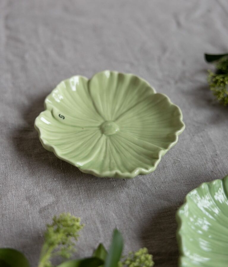 Objets de Bibi - Storefactory Un piattino in ceramica a forma di fiore da usare come portaoggetti o a scopo decorativo. Due misure