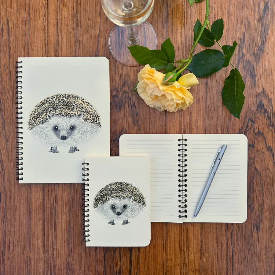 Objets de Bibi - Charlotte Nicolin. L'amore per la natura, gli animali e i dettagli. Quaderno a righe con anelli, tema il riccio