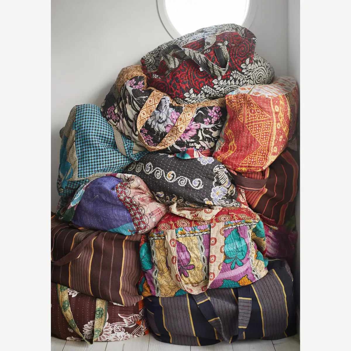 Objets de Bibi - Madam Stoltz. Borsa morbida, capiente, adatta per brevi viaggi. In cotone riciclato.