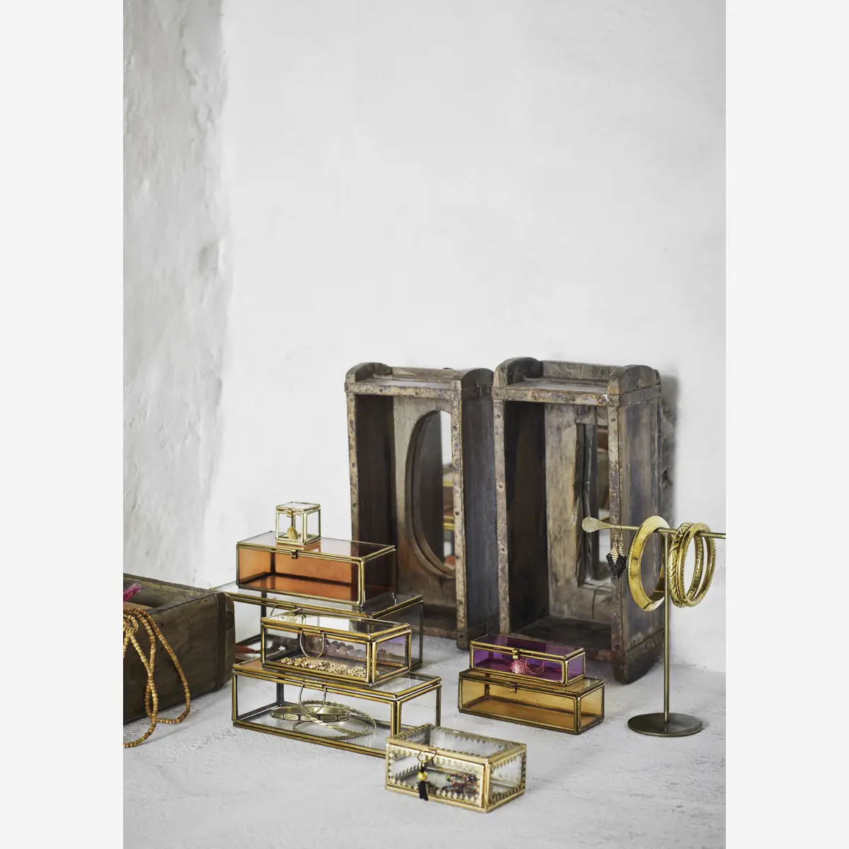 Objets de Bibi - Madam Stoltz. Aggiungi un tocco di fascino al tuo arredamento con questo set di tre scatole in vetro.